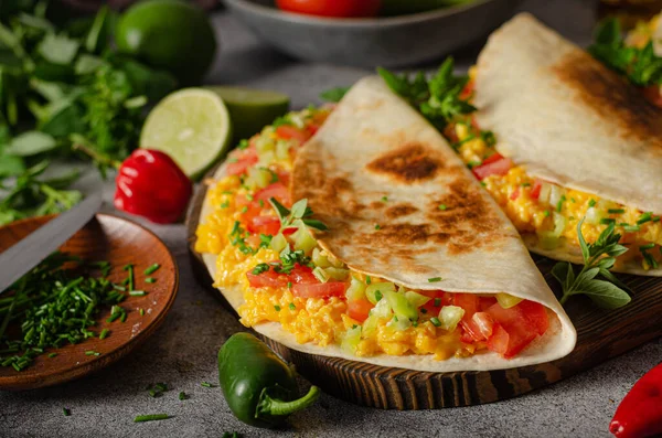 Verse Roerei Met Krokante Tortilla Kaas Kruiden Groenten — Stockfoto