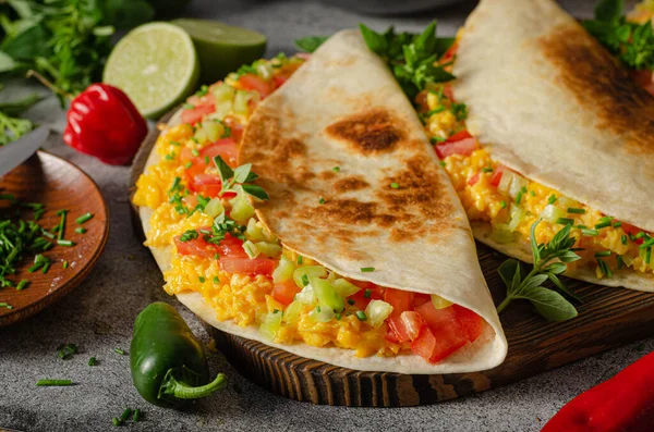 Fresh Scrambled Eggs Crispy Tortillas Cheese Herbs Vegetable — Stock Photo, Image