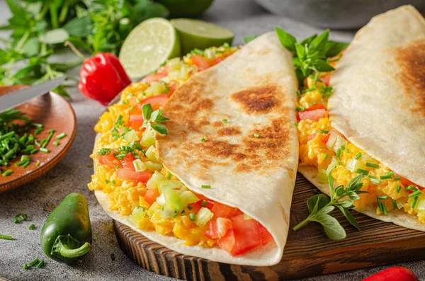 Fresh Scrambled Eggs Crispy Tortillas Cheese Herbs Vegetable — Stock Photo, Image