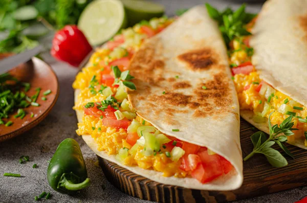 Fresh Scrambled Eggs Crispy Tortillas Cheese Herbs Vegetable — Stock Photo, Image