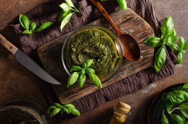 Fındıklı, sarımsaklı ve fesleğenli ev yapımı pesto.