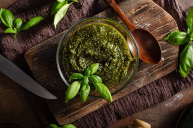 Fındıklı, sarımsaklı ve fesleğenli ev yapımı pesto.