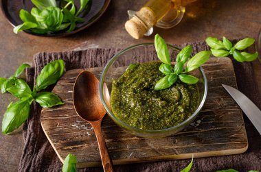 Fındıklı, sarımsaklı ve fesleğenli ev yapımı pesto.