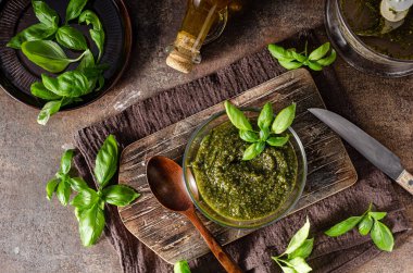 Fındıklı, sarımsaklı ve fesleğenli ev yapımı pesto.