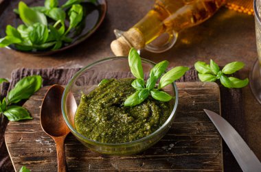 Fındıklı, sarımsaklı ve fesleğenli ev yapımı pesto.