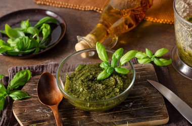 Fındıklı, sarımsaklı ve fesleğenli ev yapımı pesto.