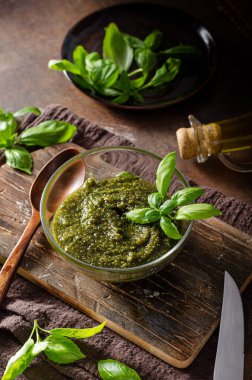 Fındıklı, sarımsaklı ve fesleğenli ev yapımı pesto.