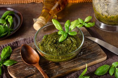 Fındıklı, sarımsaklı ve fesleğenli ev yapımı pesto.