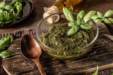Fındıklı, sarımsaklı ve fesleğenli ev yapımı pesto.
