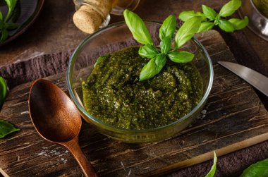 Fındıklı, sarımsaklı ve fesleğenli ev yapımı pesto.