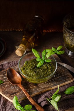 Fındıklı, sarımsaklı ve fesleğenli ev yapımı pesto.