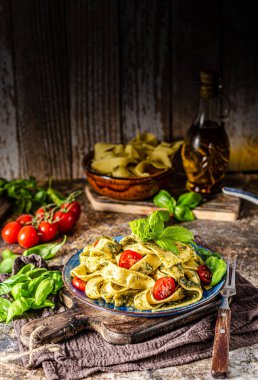 Ev yapımı pesto ve domatesli leziz irmik makarna.