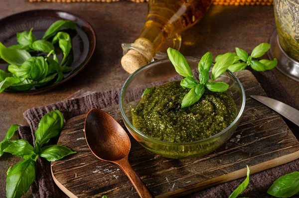 Hjemmelavet Pesto Med Nødder Hvidløg Basilikum - Stock-foto