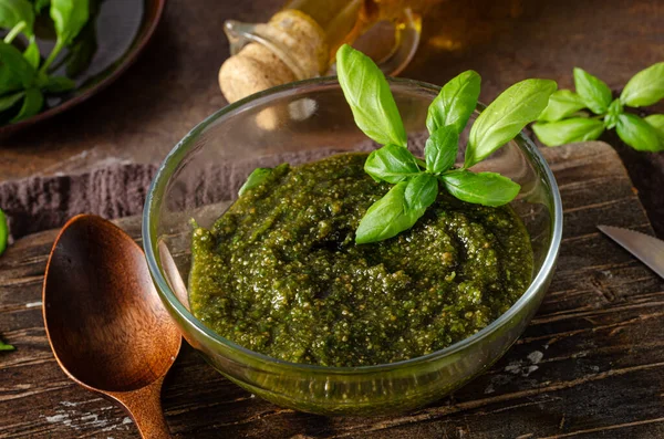 Fındıklı, sarımsaklı ve fesleğenli ev yapımı pesto.