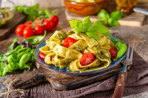 Heerlijke Semolina Pasta Met Zelfgemaakte Pesto Tomaten — Stockfoto