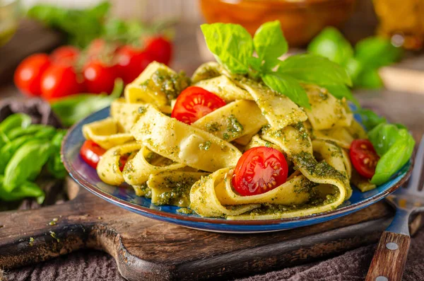 Pasta Semolina Lezat Dengan Pesto Buatan Sendiri Dan Tomat — Stok Foto