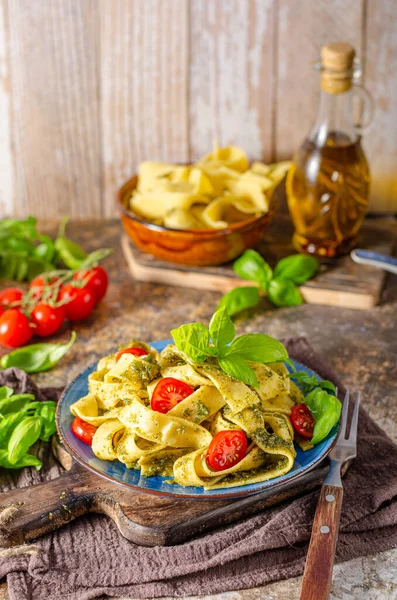 Massa Sêmola Deliciosa Com Pesto Caseiro Tomate — Fotografia de Stock