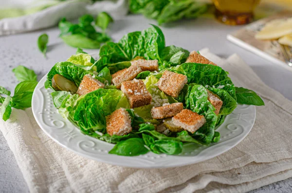 Köstlicher Frischer Salat Mit Knoblauchcroutons Und Olivenöl Käse Obendrauf — Stockfoto