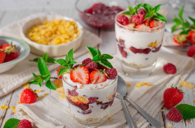Çilekli ve ahududulu lezzetli granola, ev yapımı yoğurt.