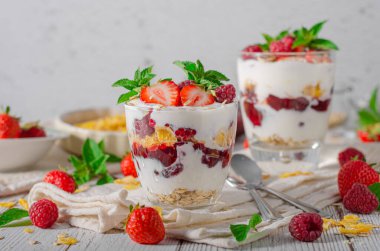 Çilekli ve ahududulu lezzetli granola, ev yapımı yoğurt.