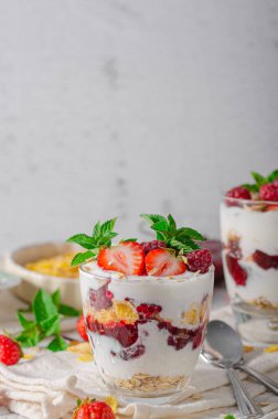 Çilekli ve ahududulu lezzetli granola, ev yapımı yoğurt.