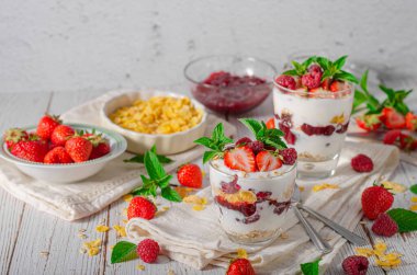 Çilekli ve ahududulu lezzetli granola, ev yapımı yoğurt.