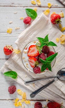 Çilekli ve ahududulu lezzetli granola, ev yapımı yoğurt.