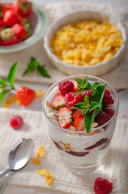 Çilekli ve ahududulu lezzetli granola, ev yapımı yoğurt.