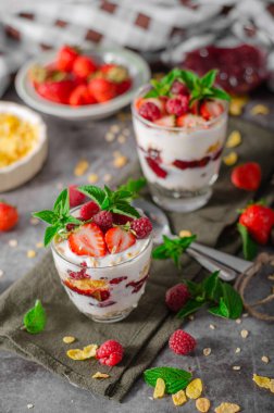 Çilekli ve ahududulu lezzetli granola, ev yapımı yoğurt.