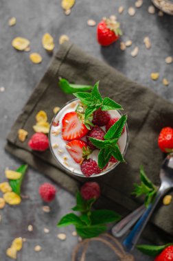 Çilekli ve ahududulu lezzetli granola, ev yapımı yoğurt.