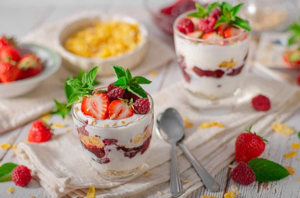 Deliciosa Granola Con Fresas Frambuesas Yogur Bio Casero — Foto de Stock