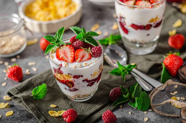 Heerlijke Granola Met Aardbeien Frambozen Bio Zelfgemaakte Yoghurt — Stockfoto