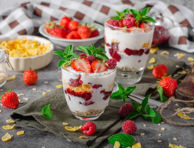 Çilekli ve ahududulu lezzetli granola, ev yapımı yoğurt.