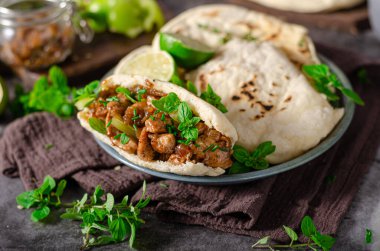 Et, taze otlar ve karamelli soğanlı nefis pita ekmeği.