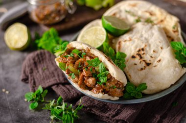 Et, taze otlar ve karamelli soğanlı nefis pita ekmeği.