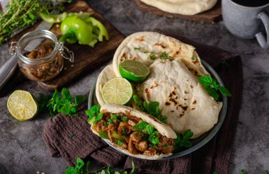 Et, taze otlar ve karamelli soğanlı nefis pita ekmeği.