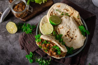 Et, taze otlar ve karamelli soğanlı nefis pita ekmeği.