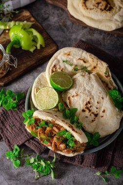 Et, taze otlar ve karamelli soğanlı nefis pita ekmeği.