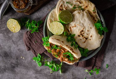 Et, taze otlar ve karamelli soğanlı nefis pita ekmeği.