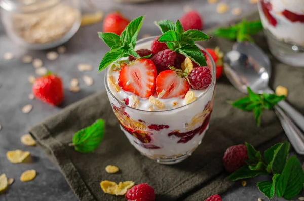 Deliciosa Granola Con Fresas Frambuesas Yogur Bio Casero — Foto de Stock