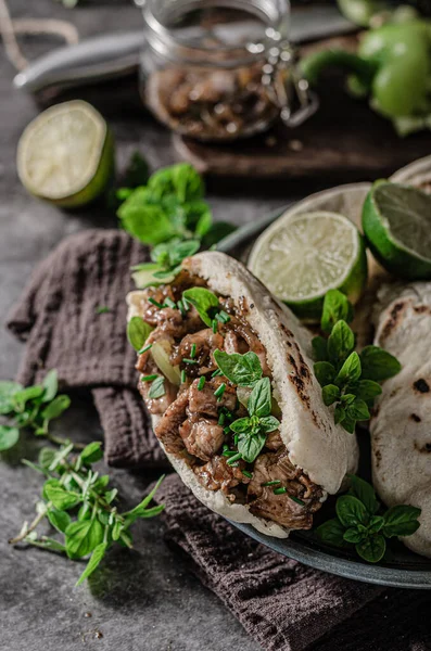 Läckert Pitabröd Med Kött Färska Örter Och Karamelliserad Lök — Stockfoto