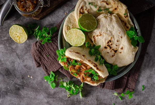 Pão Pita Delicioso Com Carne Ervas Frescas Cebola Caramelizada — Fotografia de Stock