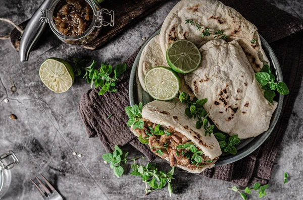 Et, taze otlar ve karamelli soğanlı nefis pita ekmeği.