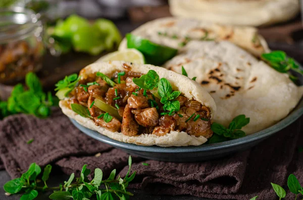 Pão Pita Delicioso Com Carne Ervas Frescas Cebola Caramelizada — Fotografia de Stock