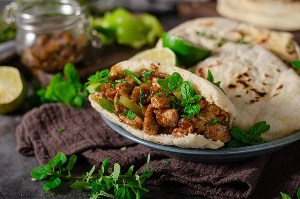 Délicieux Pain Pita Viande Herbes Fraîches Oignon Caramélisé — Photo