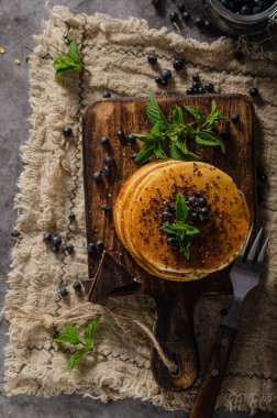 Taze böğürtlen ve akçaağaç şurubuyla ev yapımı krep.
