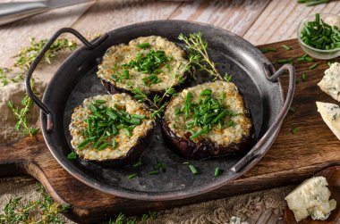 Mavi peynirli, sarımsaklı, taze otlu patlıcan.