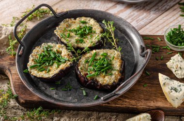 Mavi peynirli, sarımsaklı, taze otlu patlıcan.