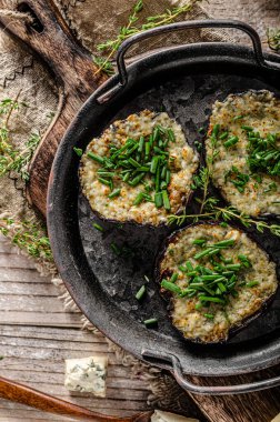 Mavi peynirli, sarımsaklı, taze otlu patlıcan.