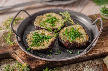 Mavi peynirli, sarımsaklı, taze otlu patlıcan.